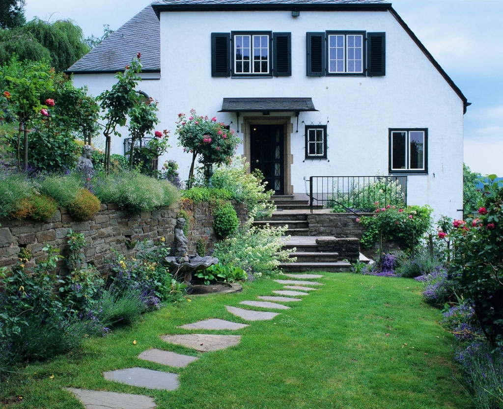 Wohnhaus mit gepflegtem Garten